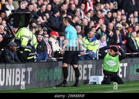 Sheffield, Regno Unito. 18 febbraio 2024. L'arbitro Stuart Attwell controlla le riprese del VAR prima di mandare Mason Holgate dello Sheffield United durante la partita di Premier League Sheffield United vs Brighton e Hove Albion a Bramall Lane, Sheffield, Regno Unito, 18 febbraio 2024 (foto di Mark Cosgrove/News Images) a Sheffield, Regno Unito, il 18 febbraio 2024. (Foto di Mark Cosgrove/News Images/Sipa USA) credito: SIPA USA/Alamy Live News Foto Stock