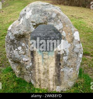 Targa commemorativa a Edward Thomas, poeta, su una pietra eretta presso la Ashford Hangers Nature Reserve, Petersfield, Hampshire, Regno Unito Foto Stock