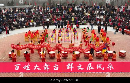 XI'an. 18 febbraio 2024. Una foto aerea del drone scattata il 18 febbraio 2024 mostra la gente che guarda una danza di batteria nel distretto di Huyi, Xi'an, nella provincia di Shaanxi nella Cina nord-occidentale. Crediti: Liu Xiao/Xinhua/Alamy Live News Foto Stock