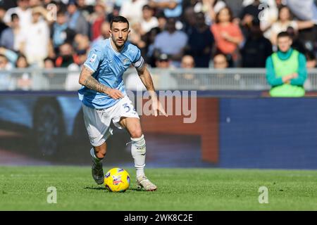 Il centrocampista italiano Danilo Cataldi controlla il pallone durante la partita di serie A SS Lazio vs Bologna allo Stadio Olimpico il 18 febbraio 2024, a Roma. Foto Stock