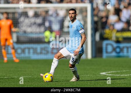 Il centrocampista italiano Danilo Cataldi controlla il pallone durante la partita di serie A SS Lazio vs Bologna allo Stadio Olimpico il 18 febbraio 2024, a Roma. Foto Stock