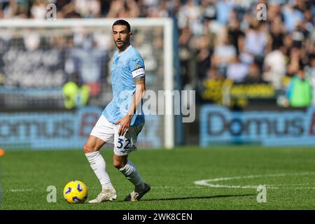 Il centrocampista italiano Danilo Cataldi controlla il pallone durante la partita di serie A SS Lazio vs Bologna allo Stadio Olimpico il 18 febbraio 2024, a Roma. Foto Stock