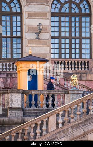 Guardia reale svedese in uniforme invernale blu marina che protegge il Palazzo reale di Stoccolma. Guardia che cammina dalla cabina di guardia Foto Stock