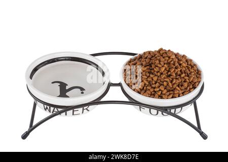Ciotole per animali in ceramica con acqua e cibo isolati su sfondo bianco Foto Stock