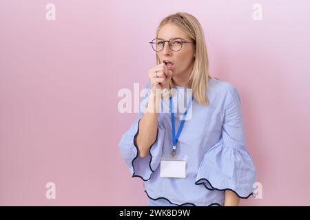 Giovane donna d'affari caucasica che indossa un documento d'identità si sente male e tosse come sintomo di raffreddore o bronchite. concetto di assistenza sanitaria. Foto Stock