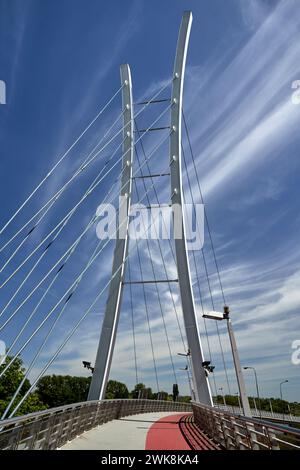 Ponte strallato - un ponte pedonale per pedoni e biciclette nella città di Poznan, Polonia Foto Stock