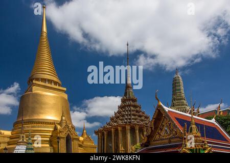 Il Phra Sri Ratana Chedi e Phra Mondop presso il Tempio del Buddha di Smeraldo presso il complesso del Grand Palace a Bangkok, Thailandia. Foto Stock