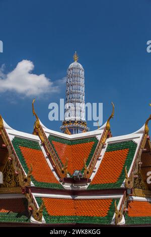 Detal sul tetto e Phra Asada Maha Chedi presso il Tempio del Buddha di Smeraldo nel complesso del Grand Palace a Bangkok, Thailandia. Foto Stock