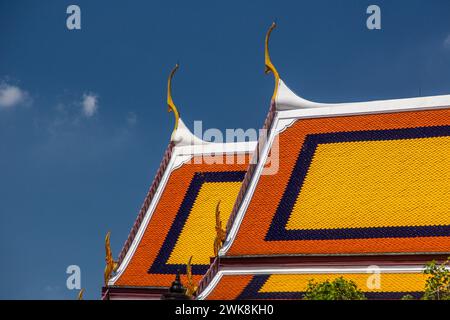 Dettaglio del tetto dell'ho Phra Monthien Tham presso il Tempio del Buddha di Smeraldo nel complesso del Grand Palace a Bangkok, Thailandia. Foto Stock