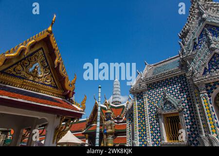 Edifici decorati con decorazioni ornamentali presso il Tempio del Buddha di Smeraldo presso il complesso del Grand Palace a Bangkok, Thailandia. Foto Stock