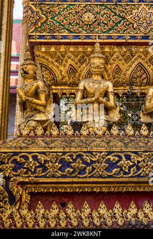 Piccole statue di yaksha guardiane sul Phra Mondhop nel complesso del Grand Palace a Bangkok, Thailandia. Uno yaksha o yak è uno spirito custode delle tradizioni thailandesi Foto Stock