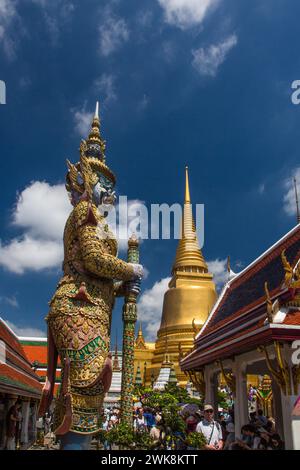 Una statua yaksha guardiana al complesso del Tempio del Buddha di Smeraldo nel Grand Palace Grounds di Bangkok, Thailandia. Uno yaksha o yak è un gua gigante Foto Stock