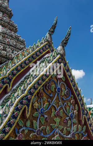 Dettaglio della Cappella Phra Vihara Yod presso il Tempio del Buddha di Smeraldo nel complesso del Grand Palace a Bangkok, Thailandia. Foto Stock