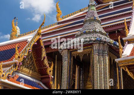 Edifici ornamentali intorno al Tempio del Buddha di Smeraldo nel complesso del Grand Palace a Bangkok, Thailandia. Foto Stock