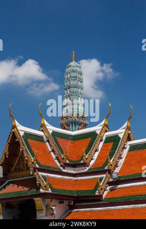 Detal sul tetto e Phra Asada Maha Chedi presso il Tempio del Buddha di Smeraldo nel complesso del Grand Palace a Bangkok, Thailandia. Foto Stock