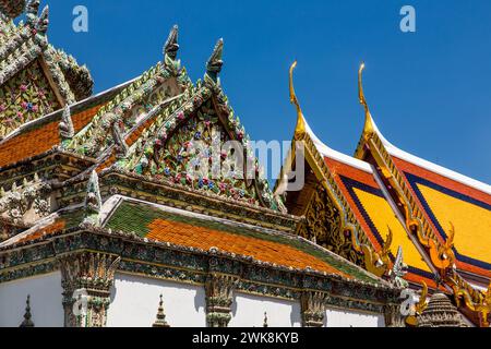 Il Phra Vihara Yod & ho Phra Monthien Tham presso il Tempio del Buddha di Smeraldo nel complesso del Grand Palace a Bangkok, Thailandia. Foto Stock