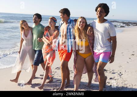 Gruppi di amici diversi che si godono una giornata in spiaggia Foto Stock