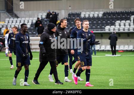 Gothenburg, Svezia. 18 febbraio 2024. I giocatori di Halmstad BK celebrano la vittoria con i tifosi dopo la partita di Svenska Cup tra Halmstads BK e Helsingborg alla Bravida Arena di Gothenburg. (Credito fotografico: Gonzales Photo - Amanda Persson). Foto Stock