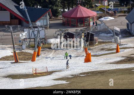 Der Wintermonat February steuert dieses Jahr auf einen neuen Rekord zu. Aktuell ist der Monat mit über 6 ÂC zu Warm. Noch ist es unsicher, ob es der mildeste Winter seit Beginn der Wetteraufzeichnungen wird. Unter den Top 5 wird er sich aber auf jeden Fall Wiederfinden. Temperaturen von deutlich über 10 ÂC - Selbst in Oberwiesenthal gibt es 8 ÂC - lassen den Schnee dahin schmelzen. Un Wintersport ist überhaupt nicht mehr zu denken. Der Haupthang und weitere Pisten im Skigebiet sind seit Samstag geschlossen. Nur der Lift Himmelsleiter ist noch offen - Dank etwas windgeschützter Lage. Sono Haupthan Foto Stock