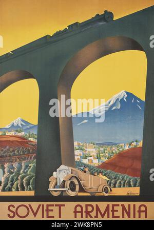 Poster di viaggio turistico d'epoca per l'Armenia sovietica prodotto da Intourist, che mostra un treno su un viadotto, con paesaggio montano e un'auto d'epoca Foto Stock