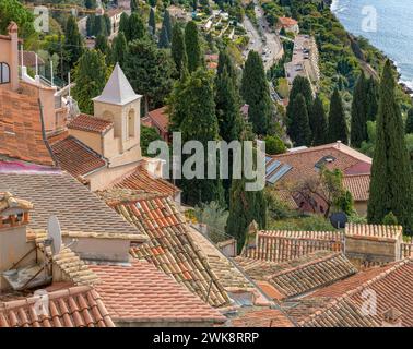 Si affaccia sui tetti della graziosa città di Roquebrune-cap-Martin. Aggrappato alla collina della Costa Azzurra, Francia. Foto Stock