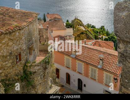 Si affaccia sui tetti della graziosa città di Roquebrune-cap-Martin. Aggrappato alla collina della Costa Azzurra, Francia. Foto Stock