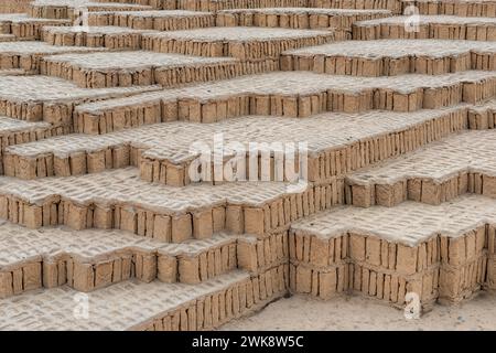 Dettagli architettonici della Huaca Pucllana adobe e piramide di argilla della cultura di Lima, quartiere di Miraflores, Lima, Perù. Foto Stock
