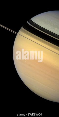 Le ombre ad anello scure e ben definite sembrano restringere il flusso di colore dalle tonalità calde del sud di Saturno alle latitudini settentrionali bluastre Foto Stock