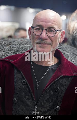 Parigi, Francia. 17 febbraio 2024. L'artista Emmanuel Guillon posa accanto al suo lavoro durante il Salon 2024, CAPITALE DELL'ARTE, il 17 febbraio 2024 Foto Stock