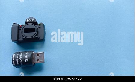 Wadaslintang, 18 marzo 2021, Flashdisk Photos in the form of a digital camera, un prodotto innovativo Foto Stock