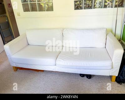 Parigi, Francia, primo piano, Appartamento interno, soggiorno, mobili, Ikea White Fabric. Divano Foto Stock