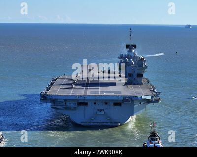 La HMS Prince of Wales parte da Portsmouth, Portsmouth, Hampshire, Regno Unito - 12 febbraio 2024 Foto Stock