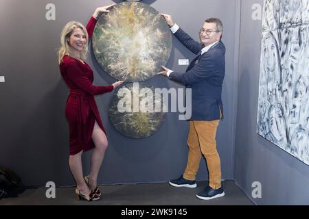 Parigi, Francia. 17 febbraio 2024. Jean-francois Petithomme e la pittrice Adelaida Leferme posano accanto al suo lavoro durante il Salon 2024, CAPITALE DELL'ARTE Foto Stock