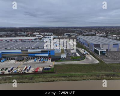 Amazon warehouse, Dartford, Kent, Regno Unito - 12 gennaio 2023 foto aeree del centro di distribuzione Amazon LCY3 Foto Stock