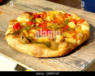 Una tradizionale coca valenciana, un piatto tipico della costa mediterranea spagnola a base di impasto al forno con varie verdure. Foto Stock