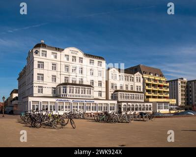 Nordsee Hotel, Ostfriesenhof e Strandhotel VierJahresZeiten sul lungomare dell'isola di Borkum, Frisia orientale, bassa Sassonia, Germania Foto Stock