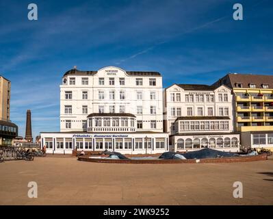 Nordsee Hotel, Ostfriesenhof e nuovo faro dell'isola di Borkum, Frisia Orientale, bassa Sassonia, Germania Foto Stock