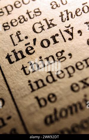 Definizione della teoria delle parole sulla pagina del dizionario, primo piano Foto Stock