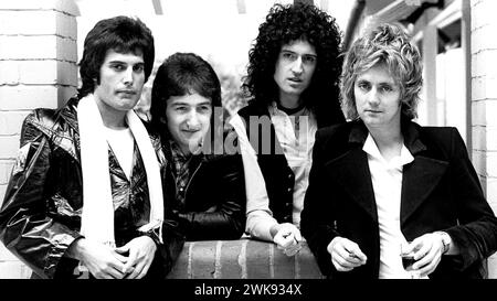 Queen - da sinistra a destra; Freddie Mercury, John Deacon, Brian May e Roger Taylor - c1977 Foto Stock