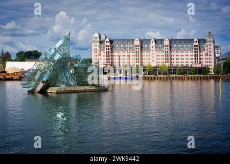 She Lies - una scultura pubblica di Monica Bonvicini accanto al Teatro dell'Opera di Oslo in Norvegia Foto Stock