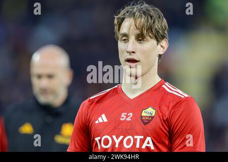 Il centrocampista italiano Edoardo Bove guarda prima della partita di serie A tra Frosinone calcio e AS Roma allo stadio Benito stirpe di Frosinone, Italia, il 18 febbraio 2024. Foto Stock