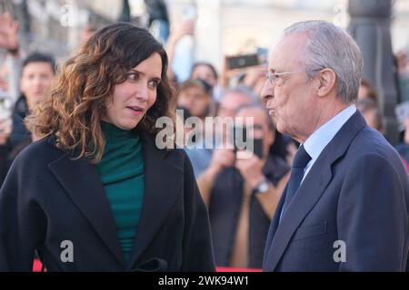 Florentino Perez e Isabel Diaz Ayuso, prima di ricevere la squadra del Real Madrid, la direzione e lo staff di allenatori, al Real Casa de Correos, il 19 febbraio Foto Stock