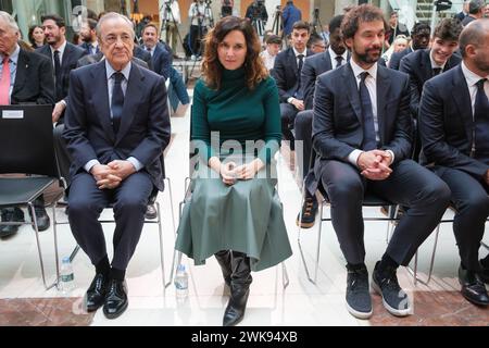 Florentino Perez e Isabel Diaz Ayuso, prima di ricevere la squadra del Real Madrid, la direzione e lo staff di allenatori, al Real Casa de Correos, il 19 febbraio Foto Stock