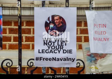 Londra, Regno Unito. 19 febbraio 2024. Tributi sono visti al memoriale improvvisato di Alexei Navalny di fronte all'ambasciata russa a Londra dopo la morte del leader dell'opposizione in una prigione in Russia. Credito: SOPA Images Limited/Alamy Live News Foto Stock