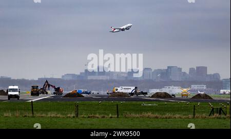 AMSTERDAM - lavori sulla pista di Schiphol Kaagbaan, chiusa per importanti lavori di manutenzione. La pista di Kaagbaan, insieme alla pista di Polderbaan, garantiscono il minor inquinamento acustico perché le rotte di avvicinamento e di uscita attraversano aree meno densamente edificate. A causa della manutenzione, più voli sorvolano Amstelveen. ANP RAMON VAN FLYMEN netherlands Out - belgio Out Foto Stock