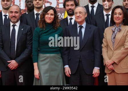 Florentino Perez e Isabel Diaz Ayuso, prima di ricevere la squadra del Real Madrid, la direzione e lo staff di allenatori, al Real Casa de Correos, il 19 febbraio Foto Stock