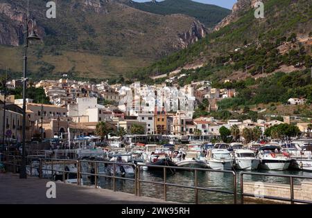 Castellammare del Golfo, Italia - 29 luglio 2023: Baia con barche a Castellammare del Golfo in una giornata di sole sull'isola di Sicilia Foto Stock