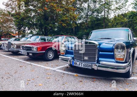 Baviera, Germania - 22 settembre 2018: Collezione di vecchie auto Mercedes-Benz in un parcheggio in Baviera: Mercedes-Benz 600, Mercedes-Benz 380 SL, Merc Foto Stock