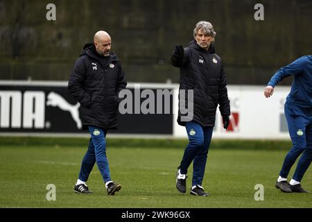 EINDHOVEN - (l-r) allenatore del PSV Eindhoven Peter Bosz, assistente allenatore del PSV Eindhoven Rob Maas durante l'allenamento del PSV Eindhoven prima della partita di Champions League contro il Borussia Dortmund nel campus PSV De Herdgang il 19 febbraio 2024 a Eindhoven, Paesi Bassi. ANP MAURICE VAN STEEN Foto Stock