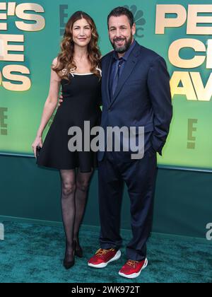 SANTA MONICA, LOS ANGELES, CALIFORNIA, USA - 18 FEBBRAIO: Jackie Sandler e il marito Adam Sandler arrivano al 49° Annual People's Choice Awards 2024 tenutosi al Barker Hangar il 18 febbraio 2024 a Santa Monica, Los Angeles, California, Stati Uniti. (Foto di Xavier Collin/Image Press Agency) Foto Stock